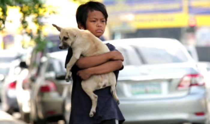 Le garçon de la rue adopte un chien sans-abri et ils restent ensemble tout le temps pour éviter d’être seul