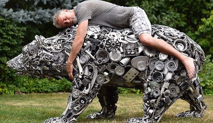 Un artiste transforme des écrous, des boulons et des ferrailles en sculptures d’animaux grandeur nature