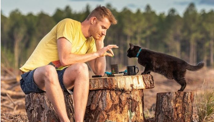 Un homme a décidé de laisser son travail et de vendre tout ce qu’il avait pour voyager avec son adorable chat.