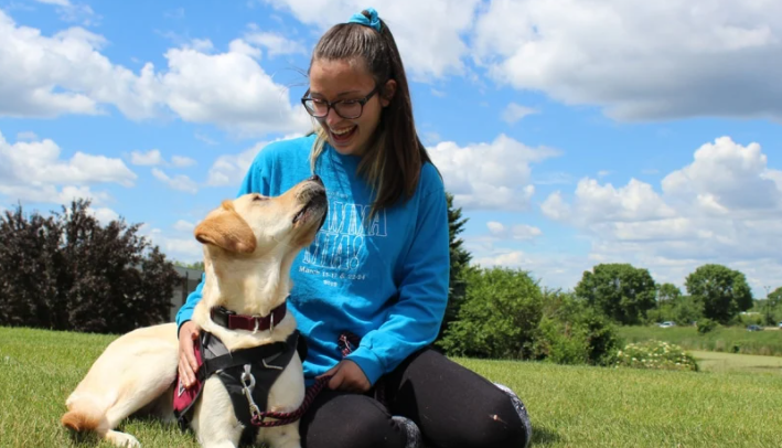 Le chien d’alerte diabétique Darby est le meilleur ami de la danseuse adolescente