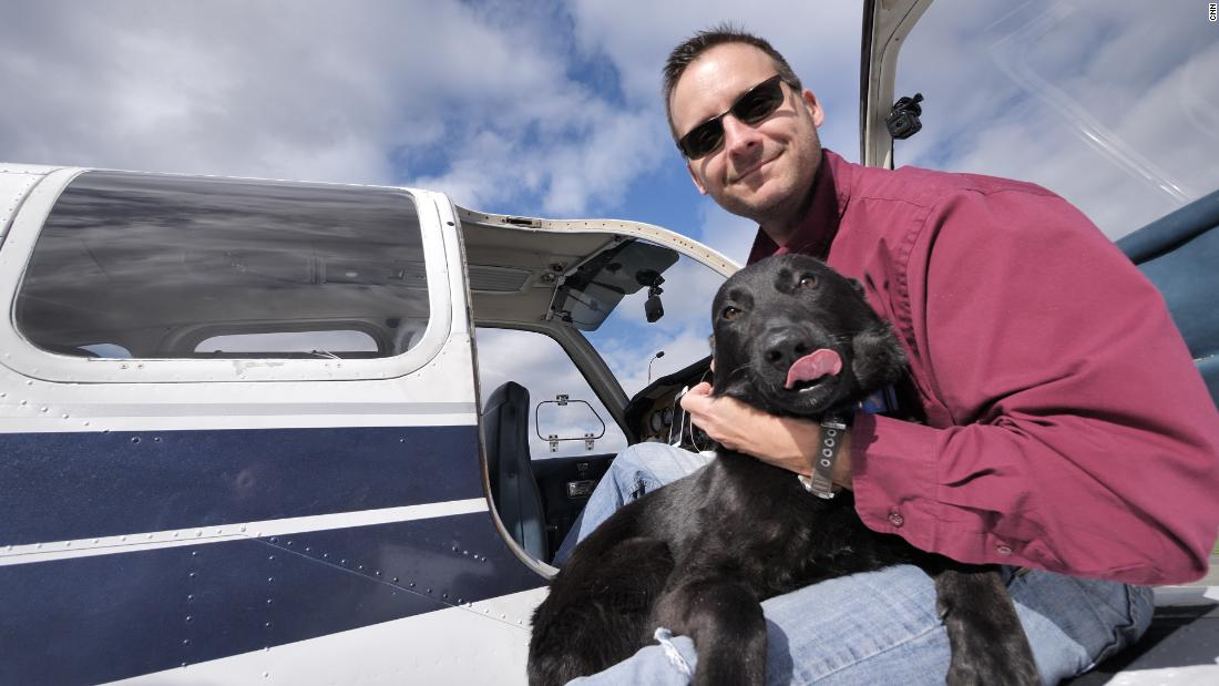 Un ancien pilote a acheté un avion juste pour sauver des animaux qui seraient euthanasiés