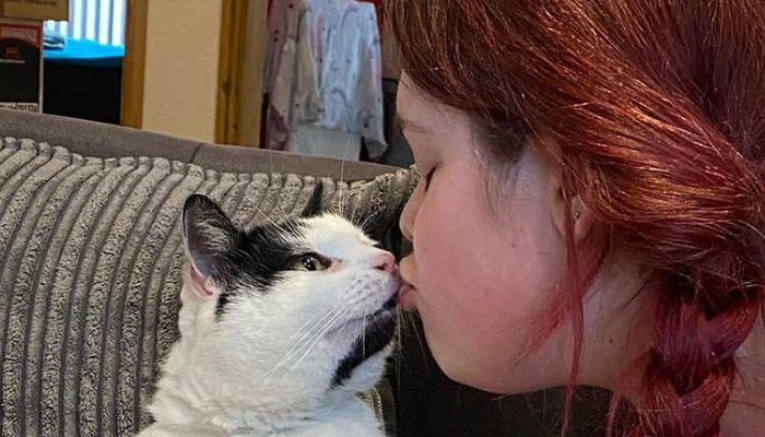 Il est impossible pour son chat en surpoids d’accéder au réfrigérateur