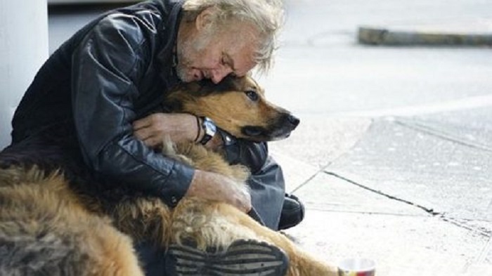 Un sans abri partage avec son chien le peu de nourriture qu’il a