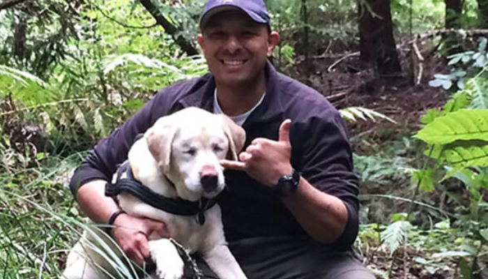 Chien aveugle perdu dans la forêt pendant 1 semaine a retrouvé et secouru par un pompier