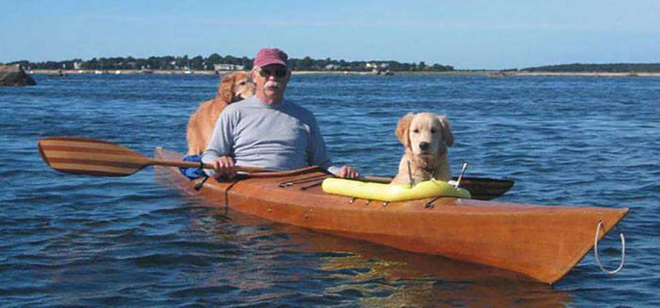 Un homme a construit un kayak sur mesure pour pouvoir emmener ses chiens à l’aventure