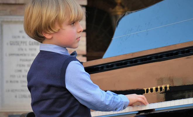 Un enfant de 5 ans est monté sur scène et s’est assis au piano : tout le monde pensait qu’il plaisantait, mais le garçon a commencé à jouer du Mozart