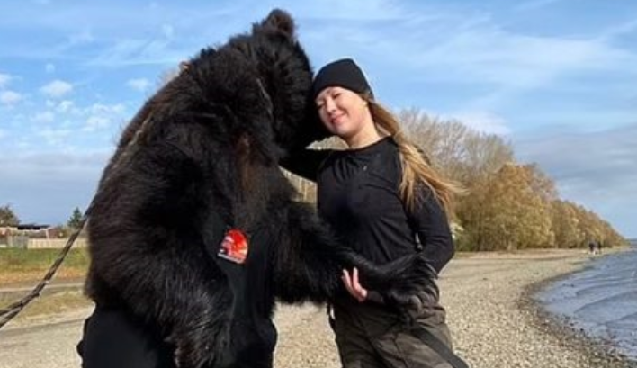 Une femme russe sauve un ours abandonné alors qu’il n’était qu’un ourson et maintenant ils sont meilleurs amis