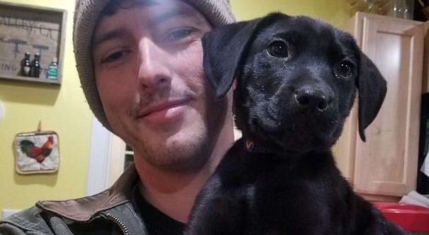 Un homme sourd adopte un chiot sourd et communique avec lui en utilisant la langue des signes