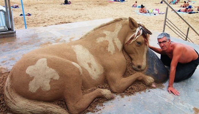 L’artiste du sable réalise des sculptures incroyablement réalistes, et il est facile de les confondre avec des animaux vivants