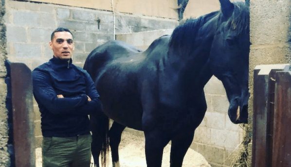 15 ans après que le cheval ait aidé un soldat à surmonter la solitude, elle « lui a rendu la même chose »